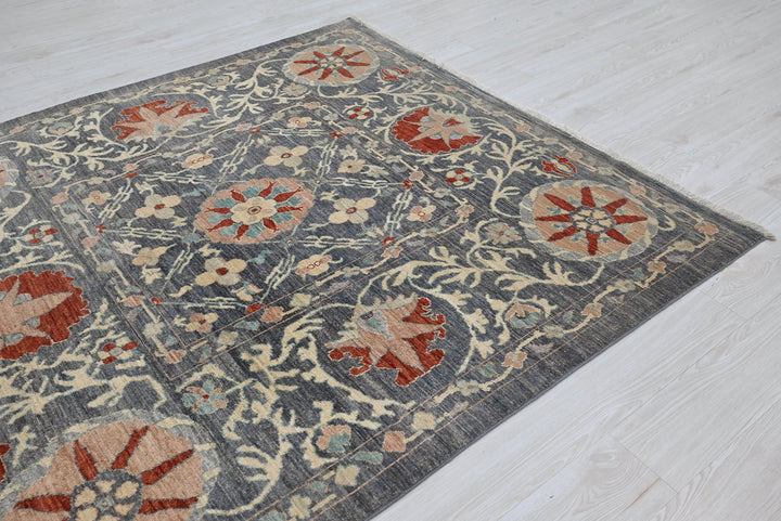 gray Medium rug 5' 9" x 6' 2"