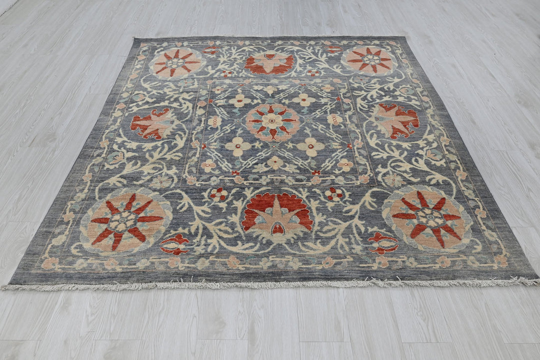 gray Medium rug 5' 9" x 6' 2"