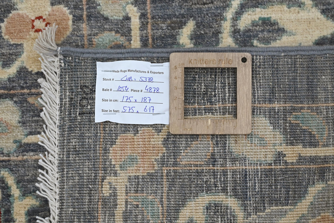 gray Medium rug 5' 9" x 6' 2"
