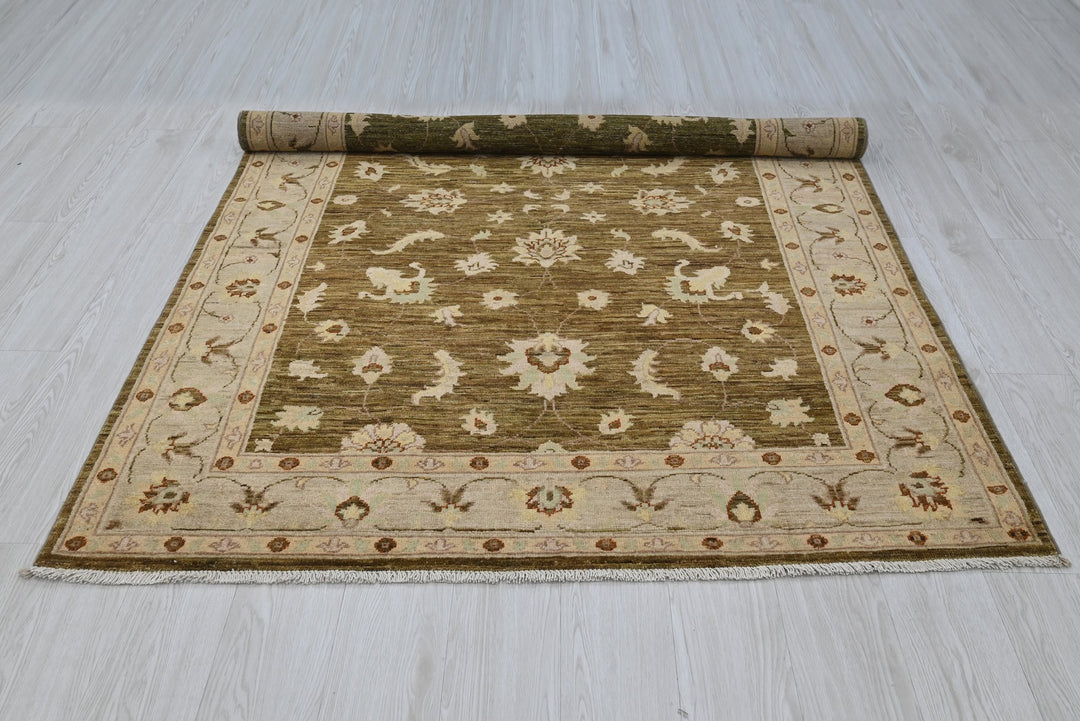 green Medium rug 4' 10" x 6' 10"