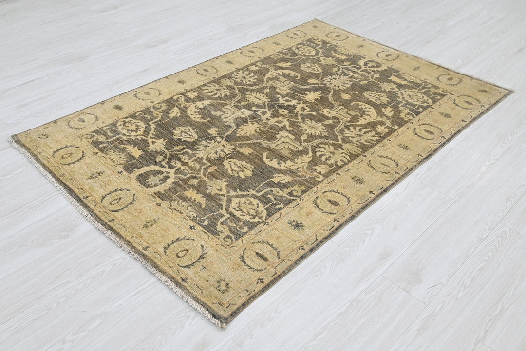 brown Accent rug 4' 0" x 6' 0"