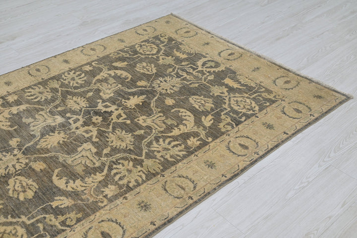 brown Accent rug 4' 0" x 6' 0"
