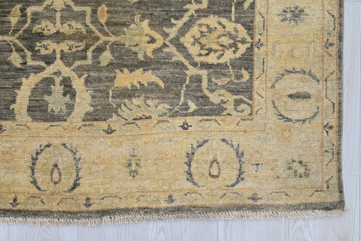 brown Accent rug 4' 0" x 6' 0"