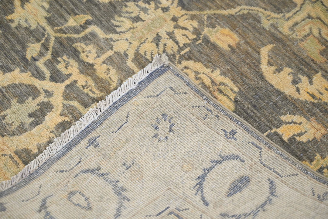 brown Accent rug 4' 0" x 6' 0"