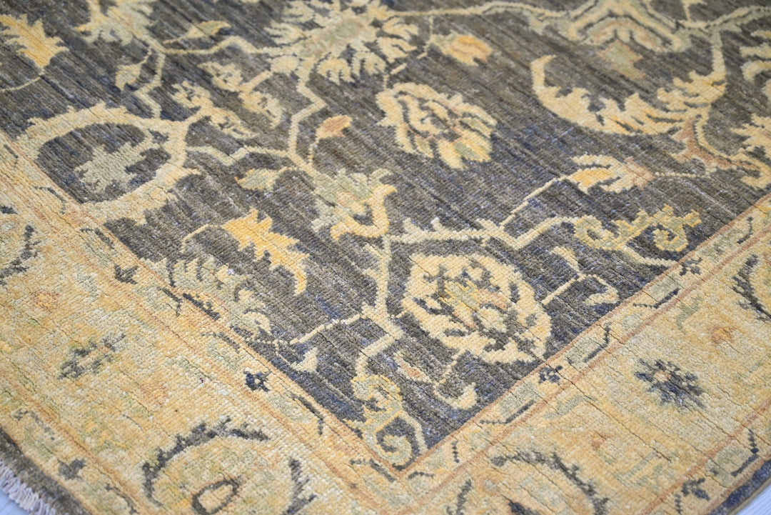 brown Accent rug 4' 0" x 6' 0"