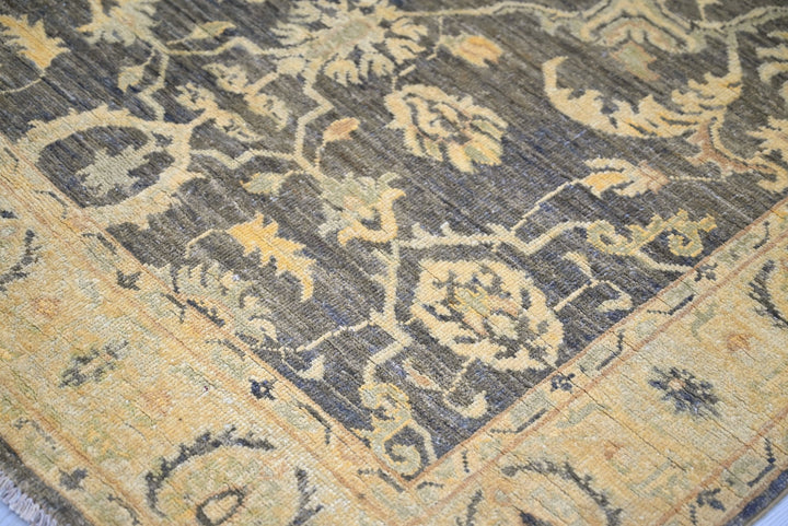 brown Accent rug 4' 0" x 6' 0"