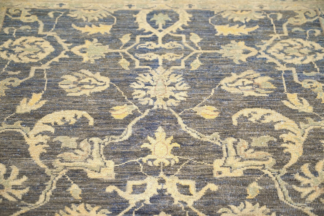 brown Accent rug 4' 0" x 6' 0"