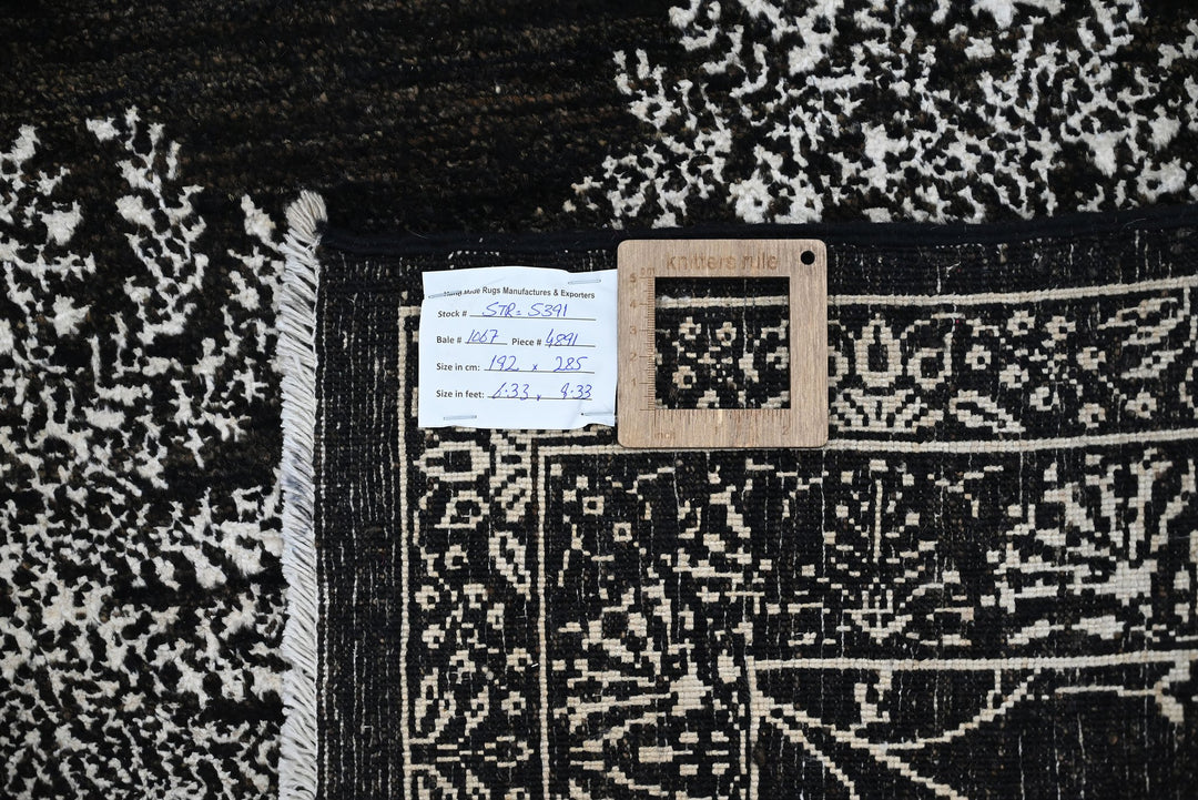 black Medium rug 6' 4" x 9' 4"