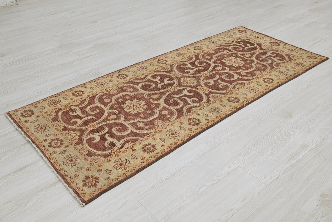 brown Accent rug 2' 7" x 6' 5"