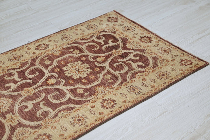 brown Accent rug 2' 7" x 6' 5"