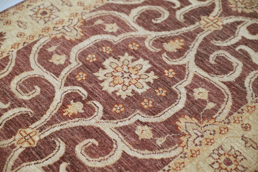 brown Accent rug 2' 7" x 6' 5"
