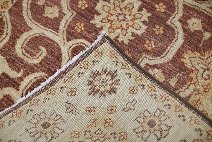 brown Accent rug 2' 7" x 6' 5"