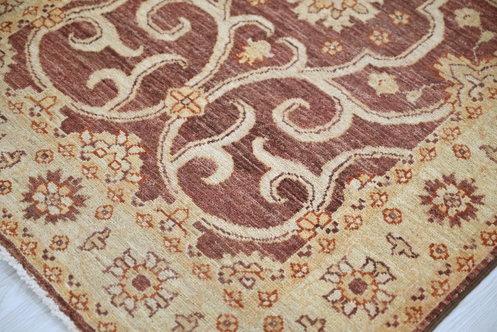 brown Accent rug 2' 7" x 6' 5"