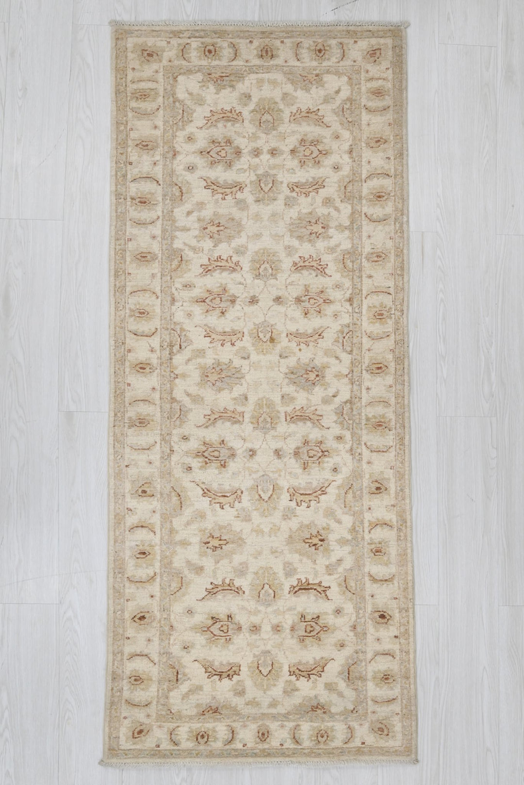 white Runner rug 2' 4" x 5' 9"