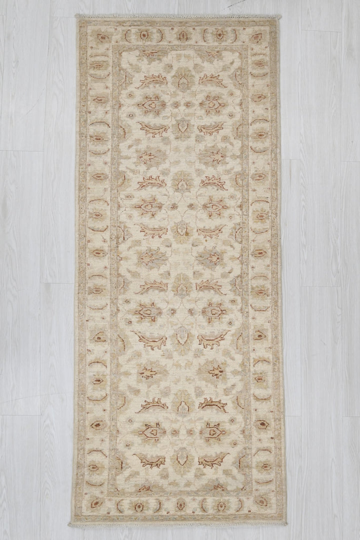 white Runner rug 2' 4" x 5' 9"
