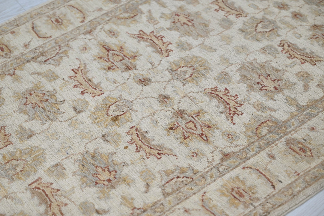 white Runner rug 2' 4" x 5' 9"