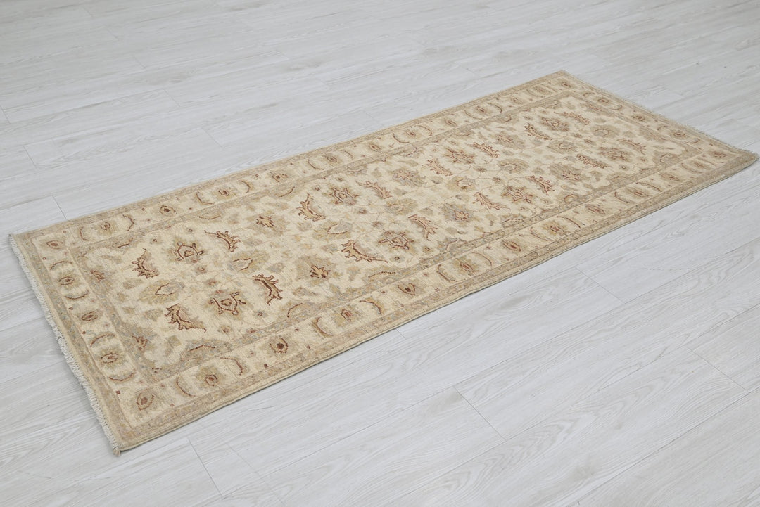 white Runner rug 2' 4" x 5' 9"