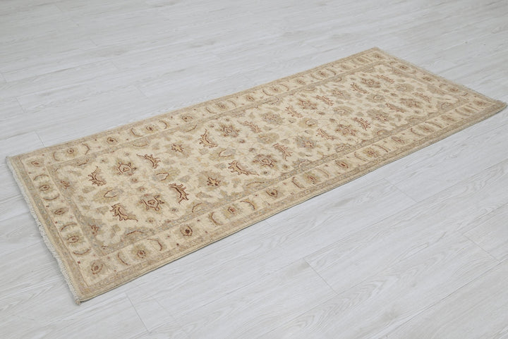 white Runner rug 2' 4" x 5' 9"
