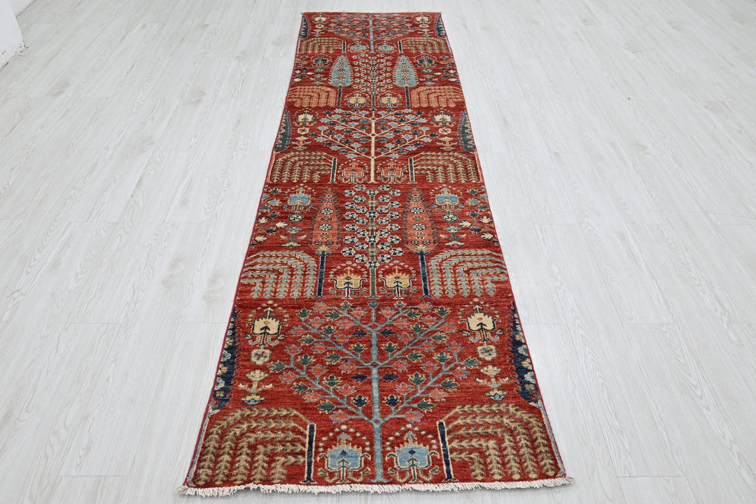 red Runner rug 2' 7" x 9' 8"