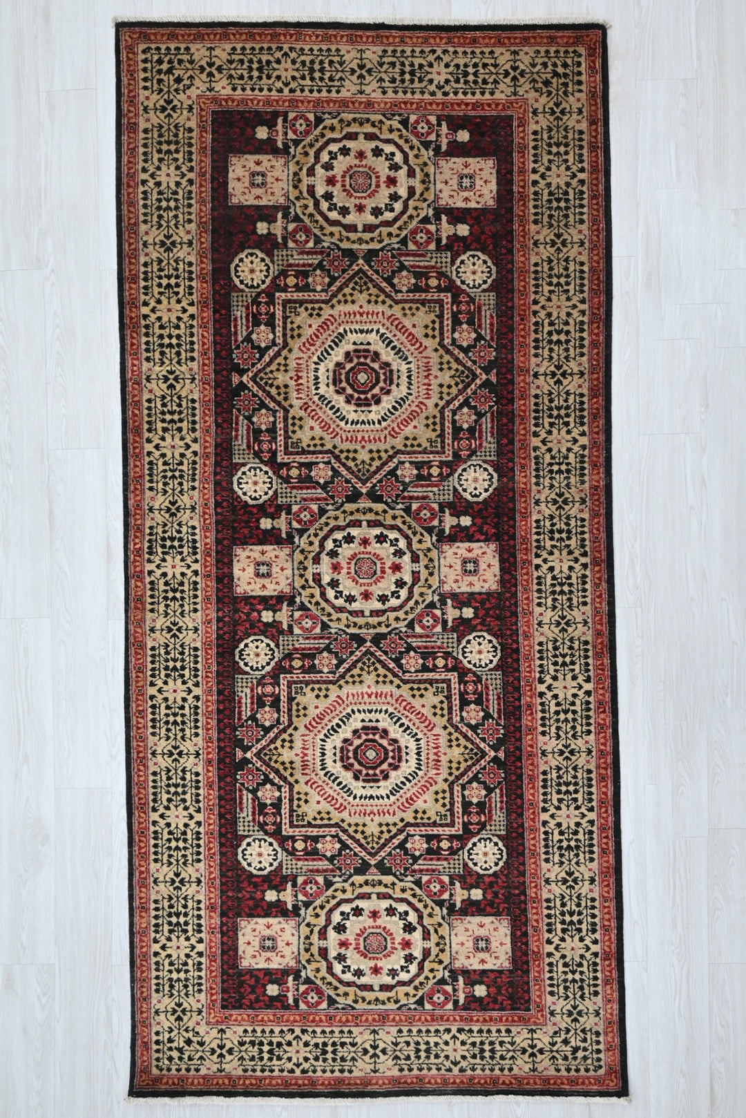 black Medium rug 4' 1" x 9' 1"