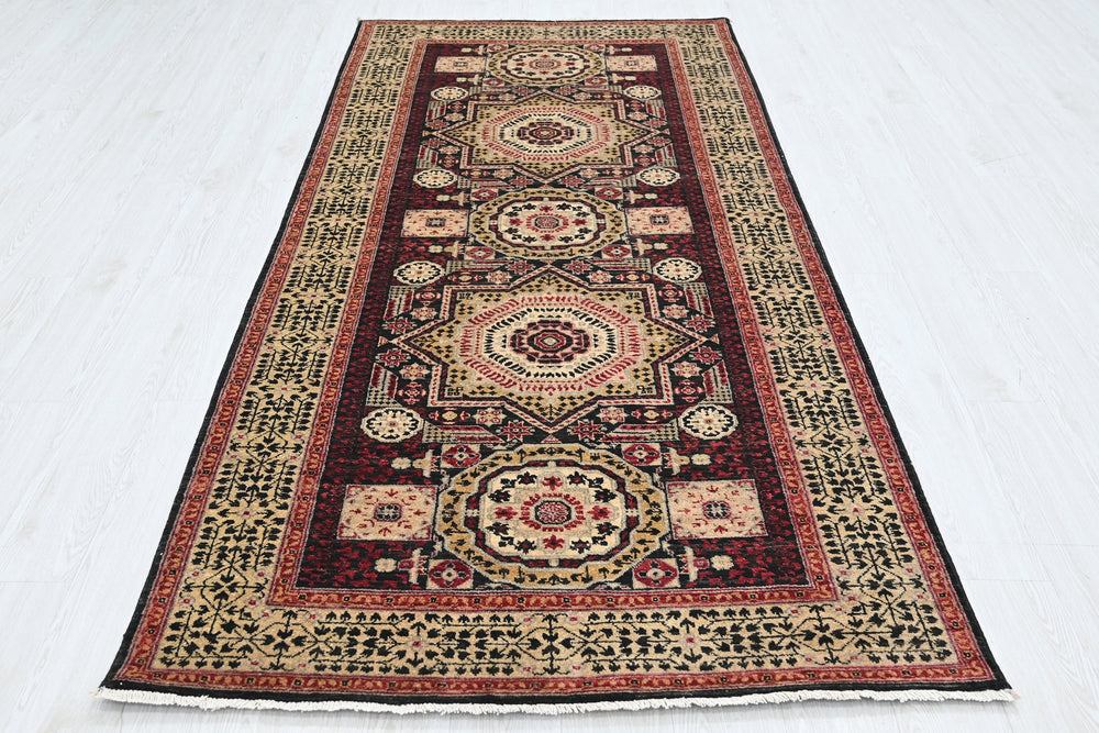 black Medium rug 4' 1" x 9' 1"