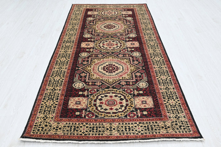 black Medium rug 4' 1" x 9' 1"