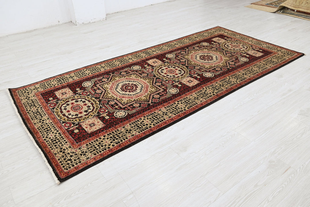 black Medium rug 4' 1" x 9' 1"