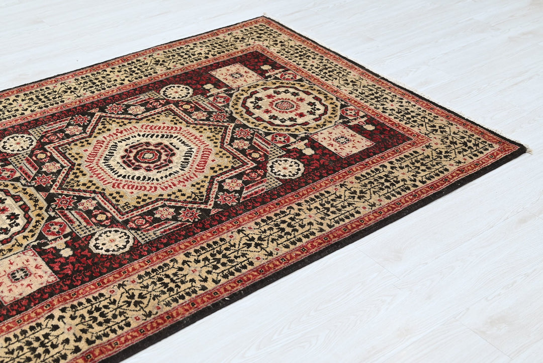 black Medium rug 4' 1" x 9' 1"