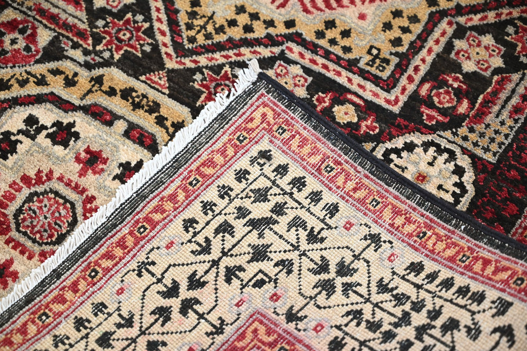 black Medium rug 4' 1" x 9' 1"