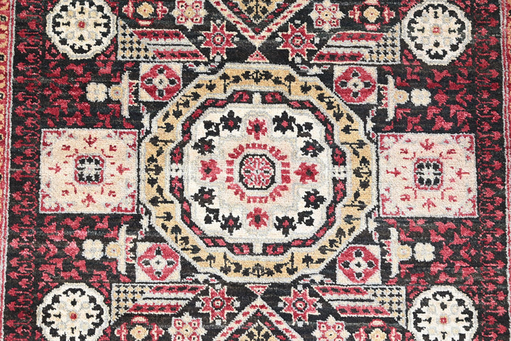 black Medium rug 4' 1" x 9' 1"