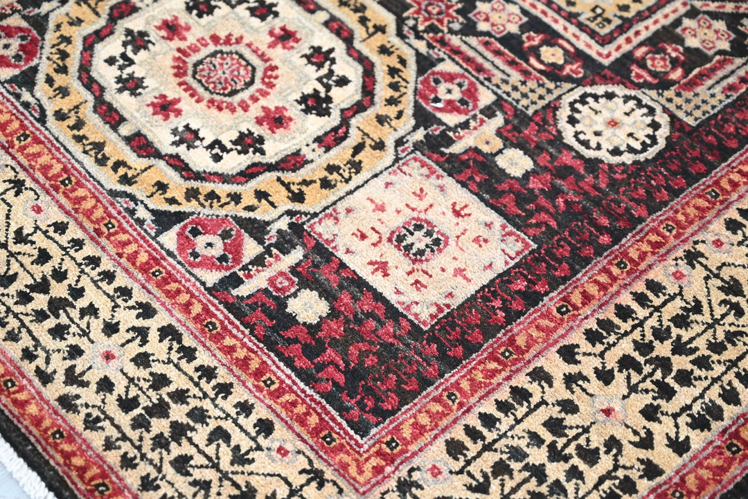 black Medium rug 4' 1" x 9' 1"