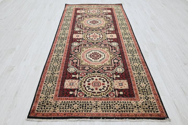black Medium rug 4' 1" x 9' 1"