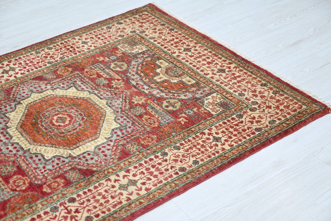red Accent rug 3' 4" x 5' 2"
