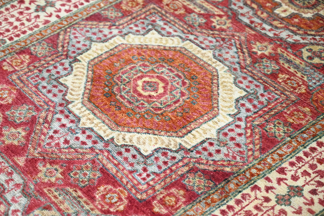 red Accent rug 3' 4" x 5' 2"