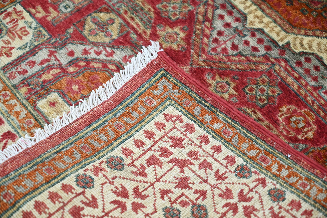 red Accent rug 3' 4" x 5' 2"