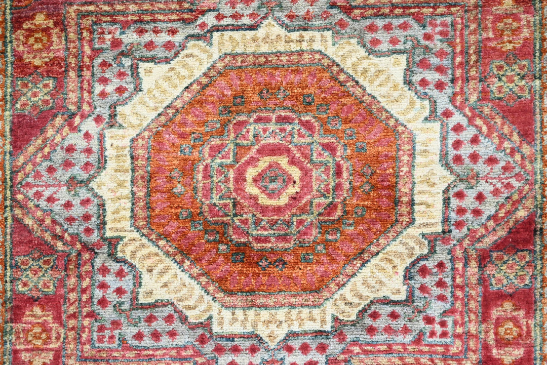 red Accent rug 3' 4" x 5' 2"