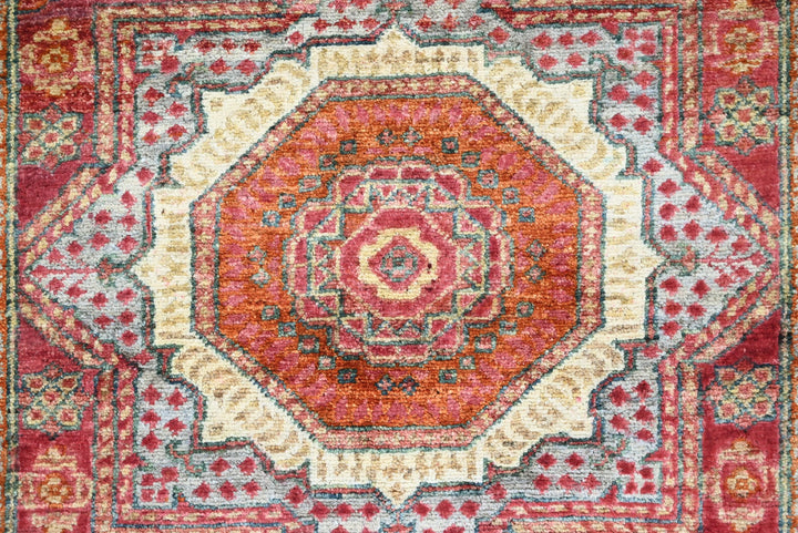 red Accent rug 3' 4" x 5' 2"
