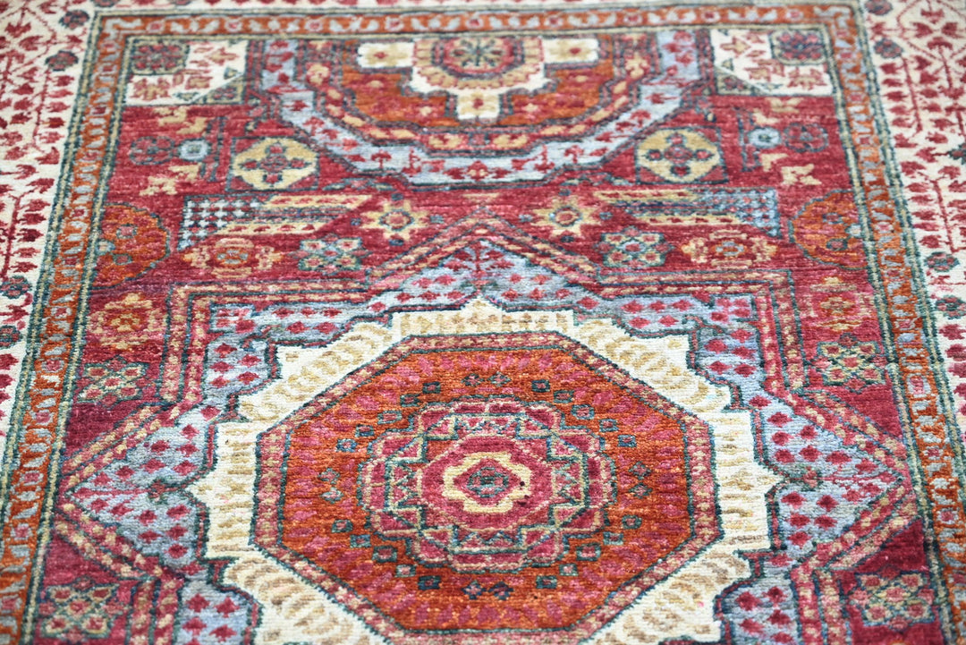 red Accent rug 3' 4" x 5' 2"