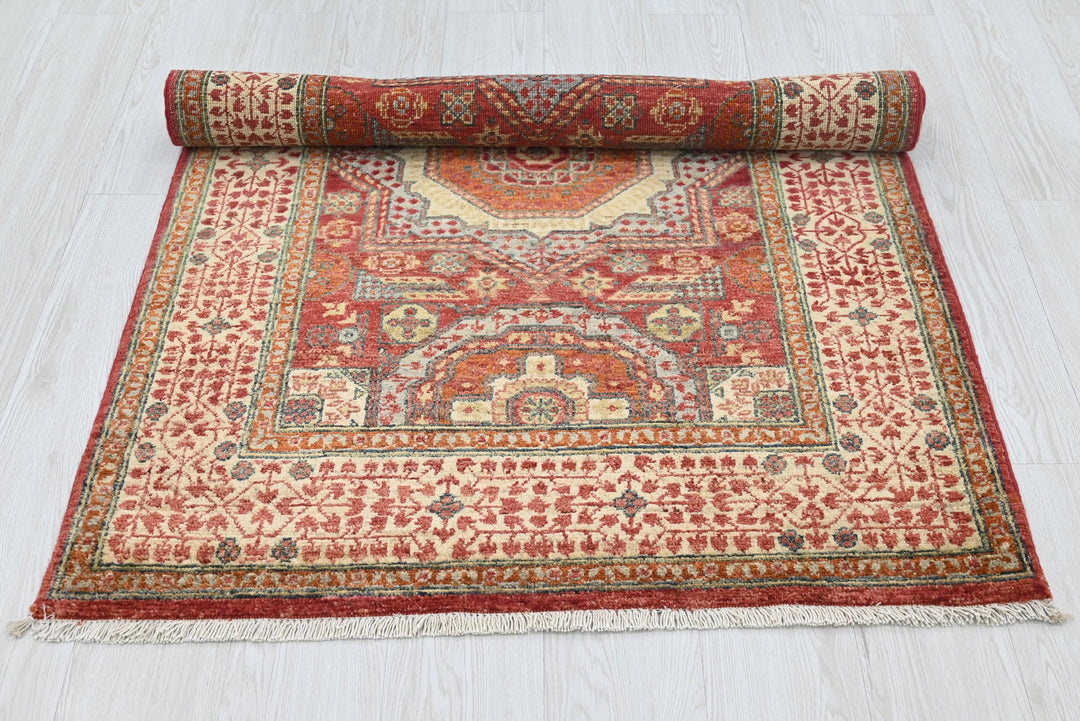 red Accent rug 3' 4" x 5' 2"