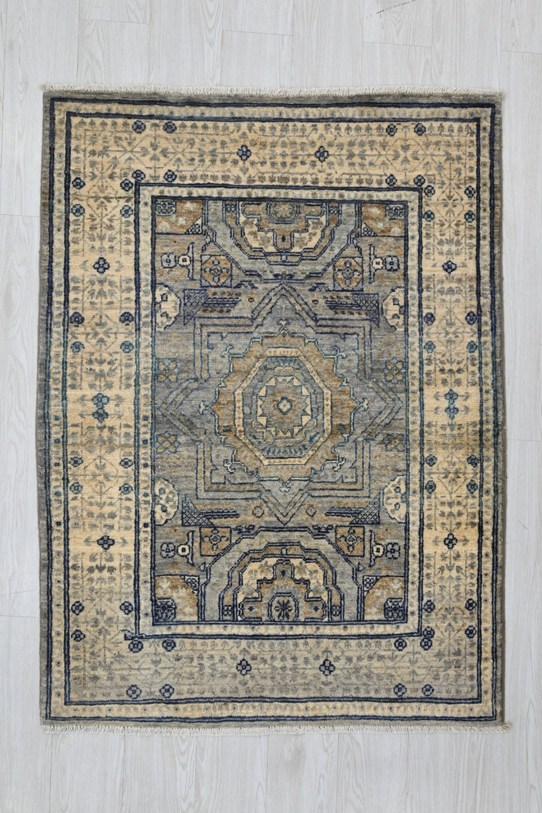 gray Accent rug 3' 3" x 4' 10"