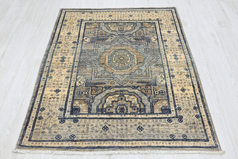 gray Accent rug 3' 3" x 4' 10"
