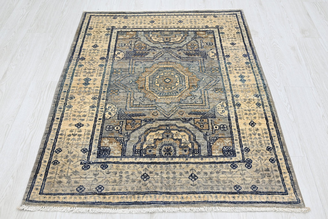 gray Accent rug 3' 3" x 4' 10"