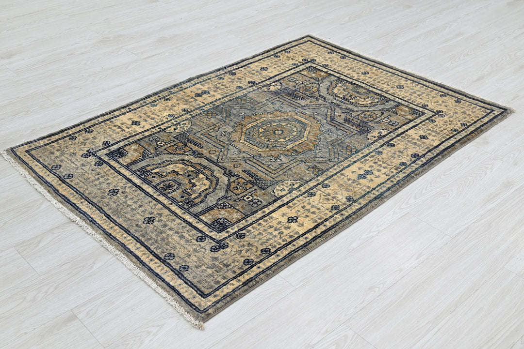 gray Accent rug 3' 3" x 4' 10"