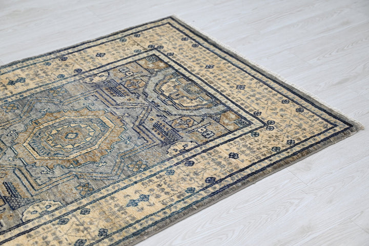 gray Accent rug 3' 3" x 4' 10"