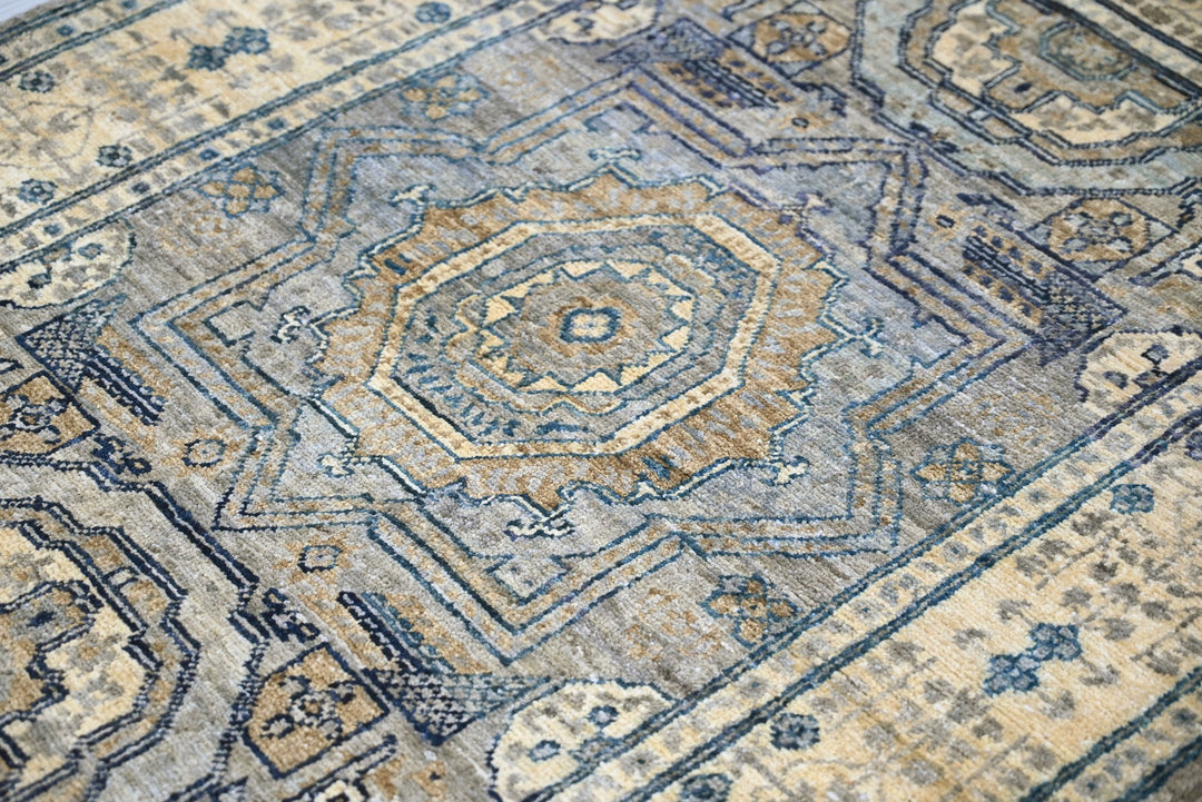 gray Accent rug 3' 3" x 4' 10"