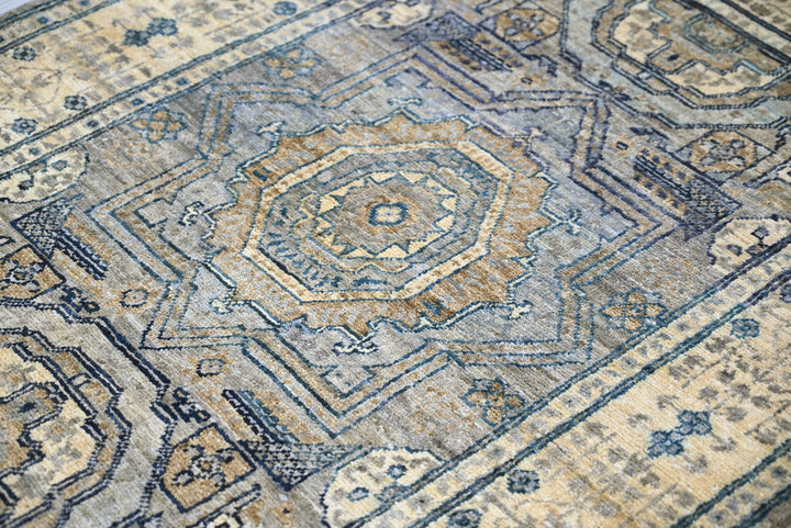 gray Accent rug 3' 3" x 4' 10"