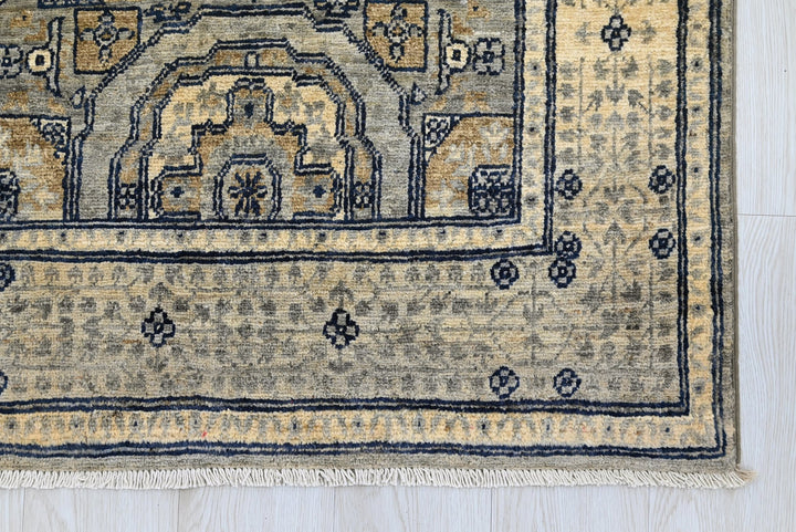 gray Accent rug 3' 3" x 4' 10"