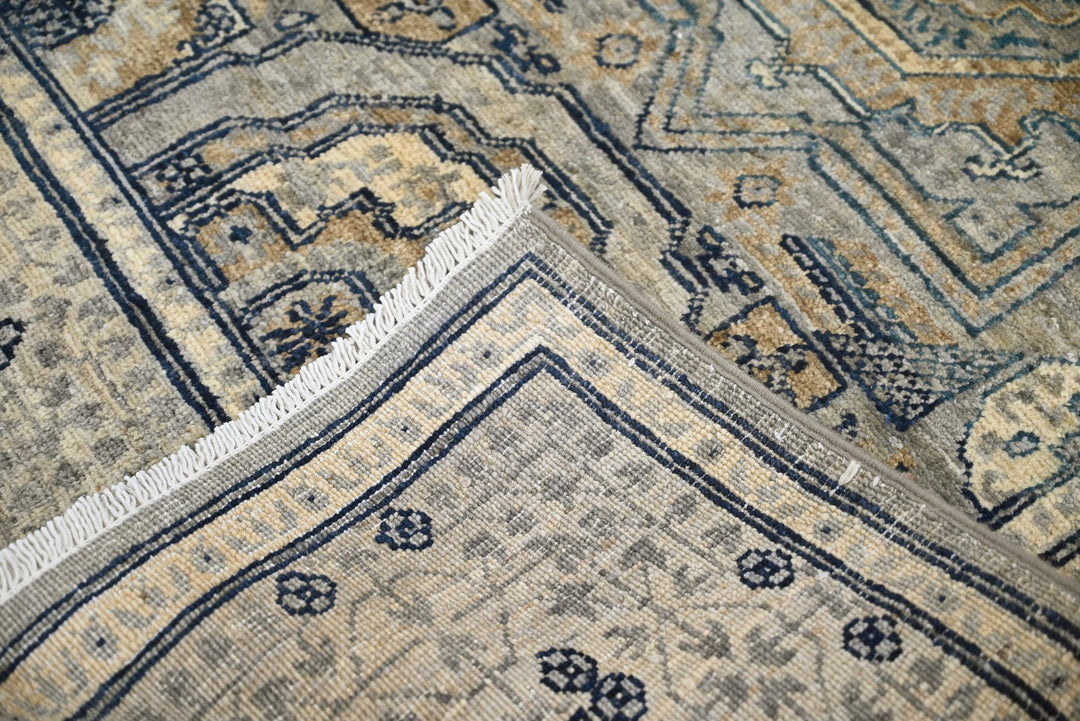 gray Accent rug 3' 3" x 4' 10"