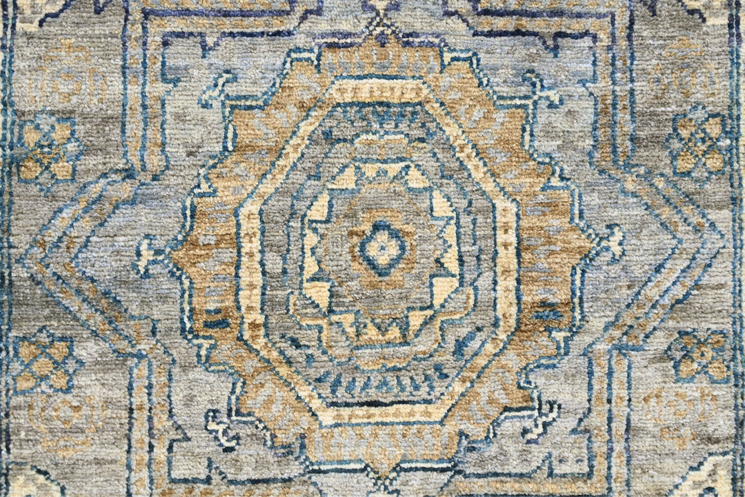gray Accent rug 3' 3" x 4' 10"