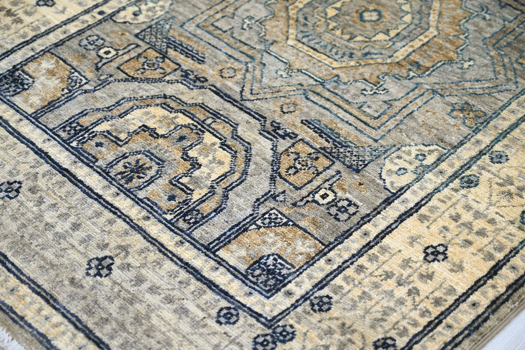gray Accent rug 3' 3" x 4' 10"